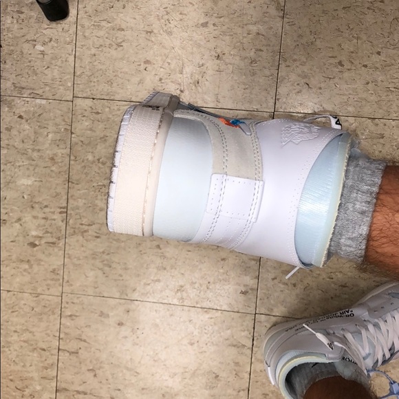 Off white Jordan 1’s - Picture 6 of 7
